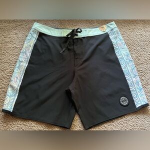 NWT Quicksilver Highline Boardshorts Men’s size 34 Swim Shorts Resortwear